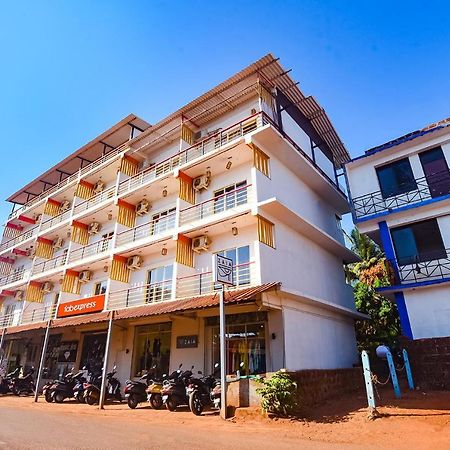 Fabexpress The Voyage Hotel Morjim Exterior foto
