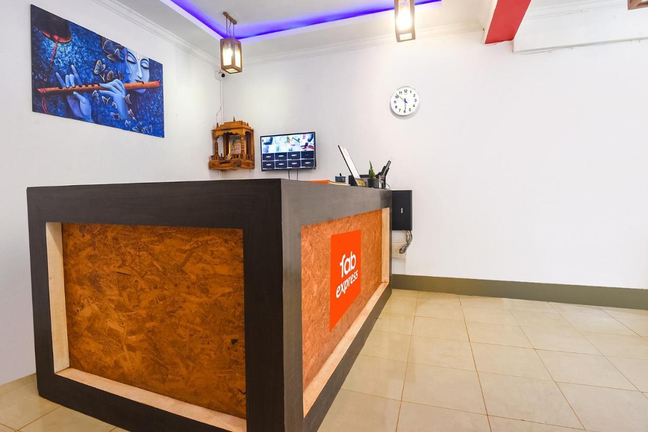 Fabexpress The Voyage Hotel Morjim Exterior foto
