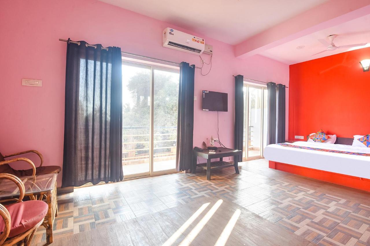 Fabexpress The Voyage Hotel Morjim Exterior foto