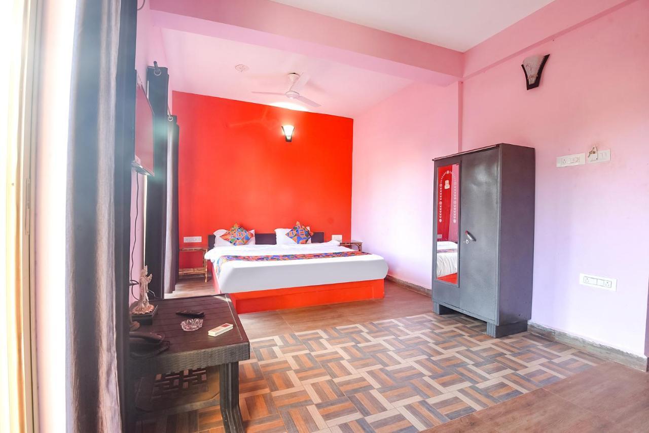 Fabexpress The Voyage Hotel Morjim Exterior foto