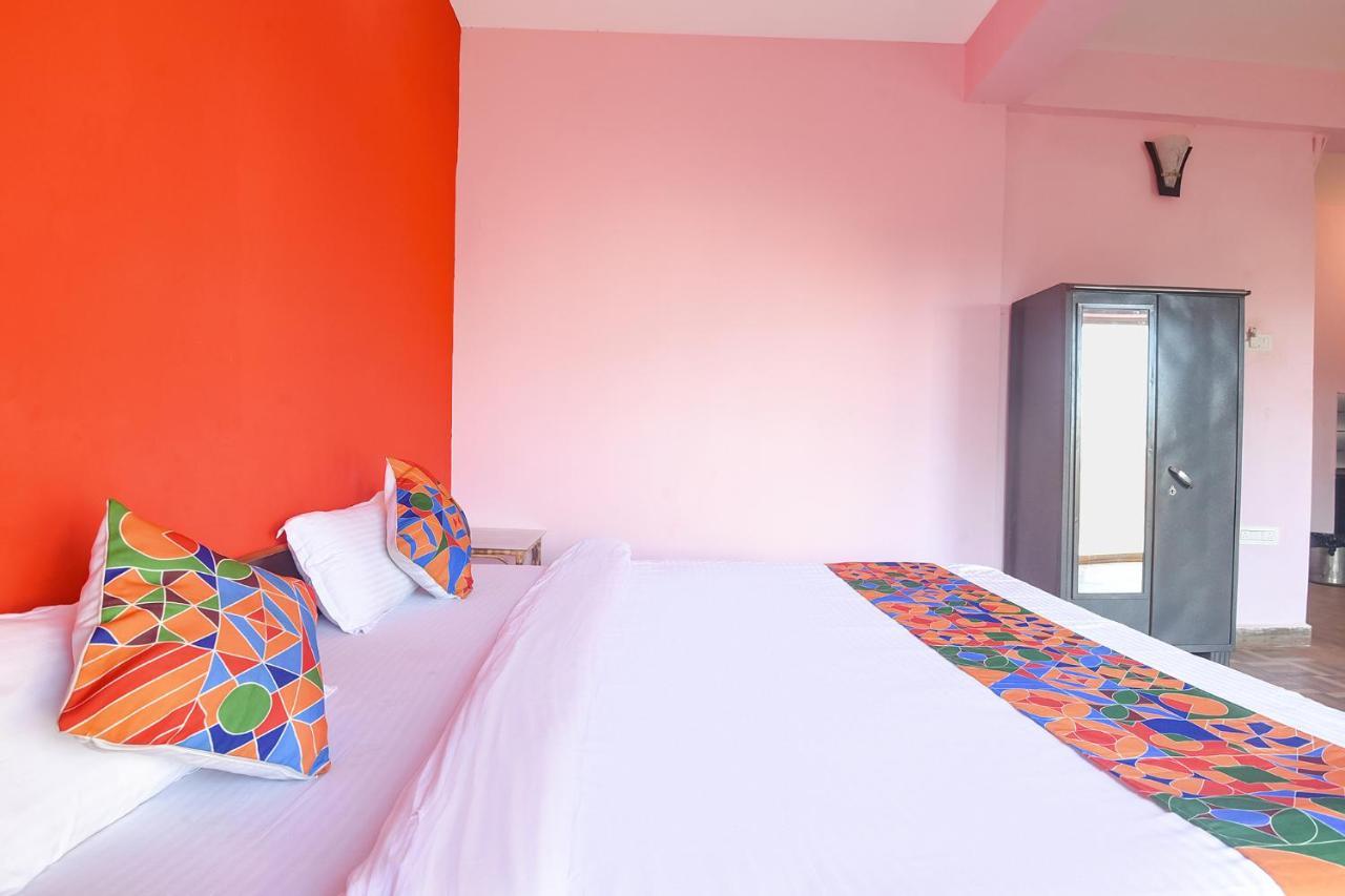 Fabexpress The Voyage Hotel Morjim Exterior foto