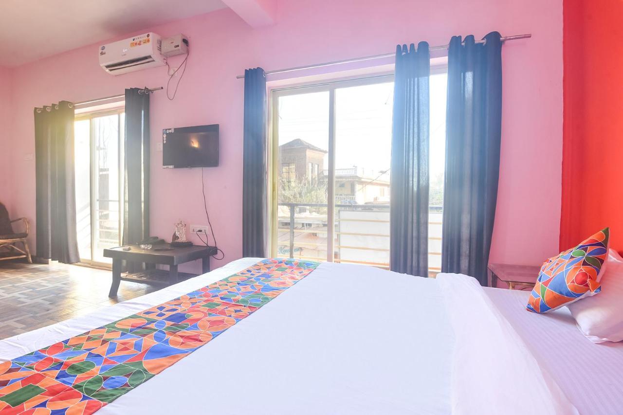 Fabexpress The Voyage Hotel Morjim Exterior foto