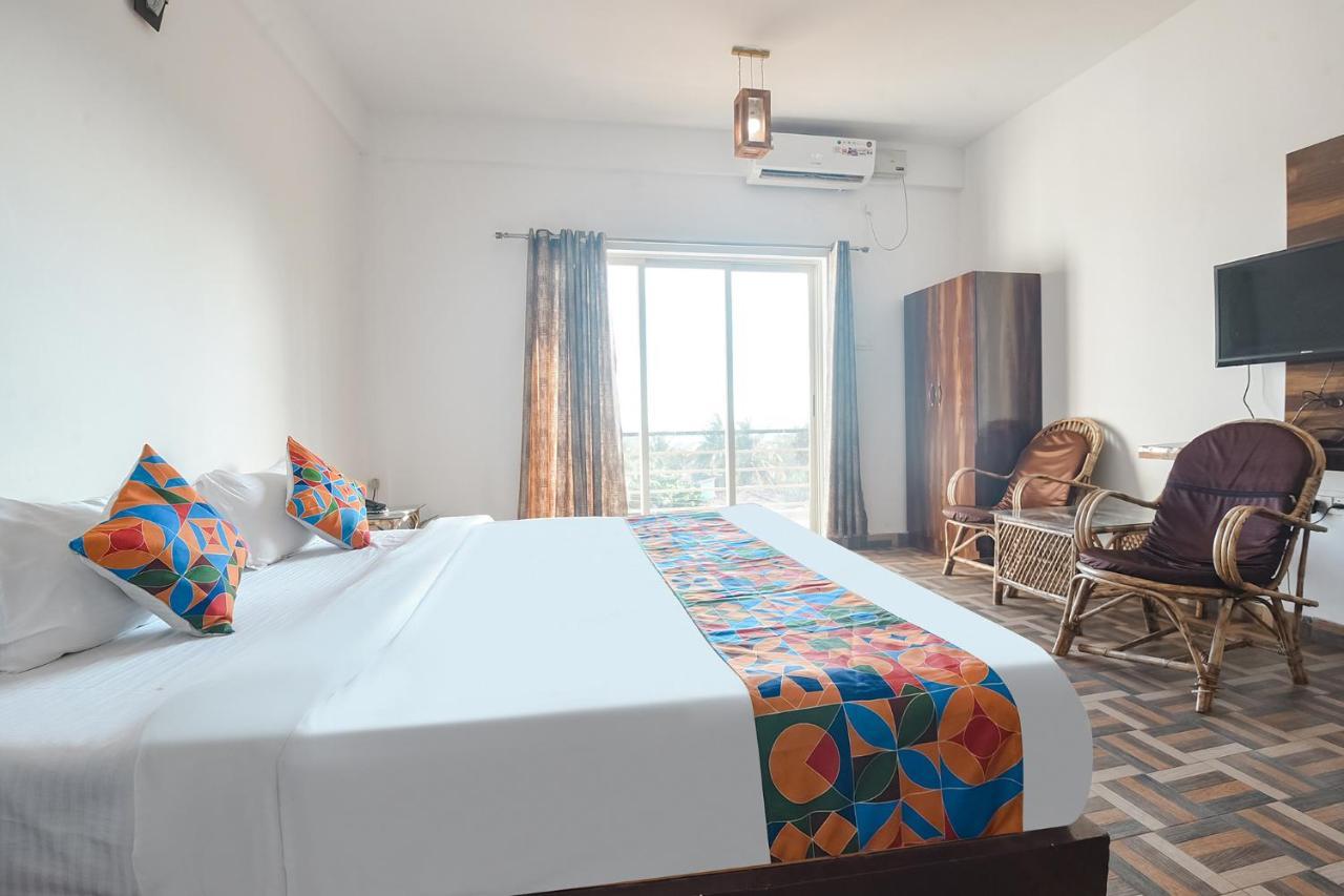 Fabexpress The Voyage Hotel Morjim Exterior foto