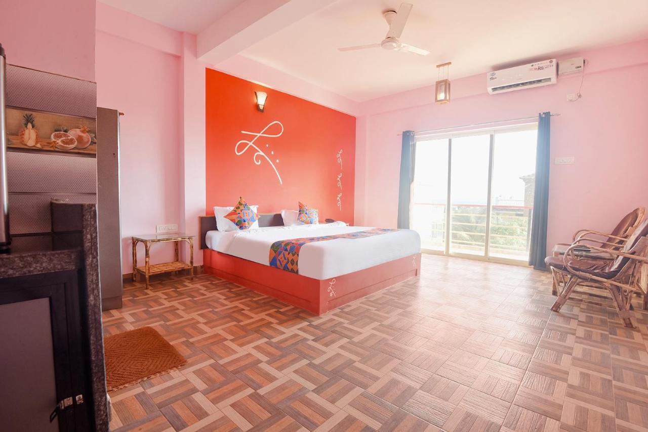 Fabexpress The Voyage Hotel Morjim Exterior foto