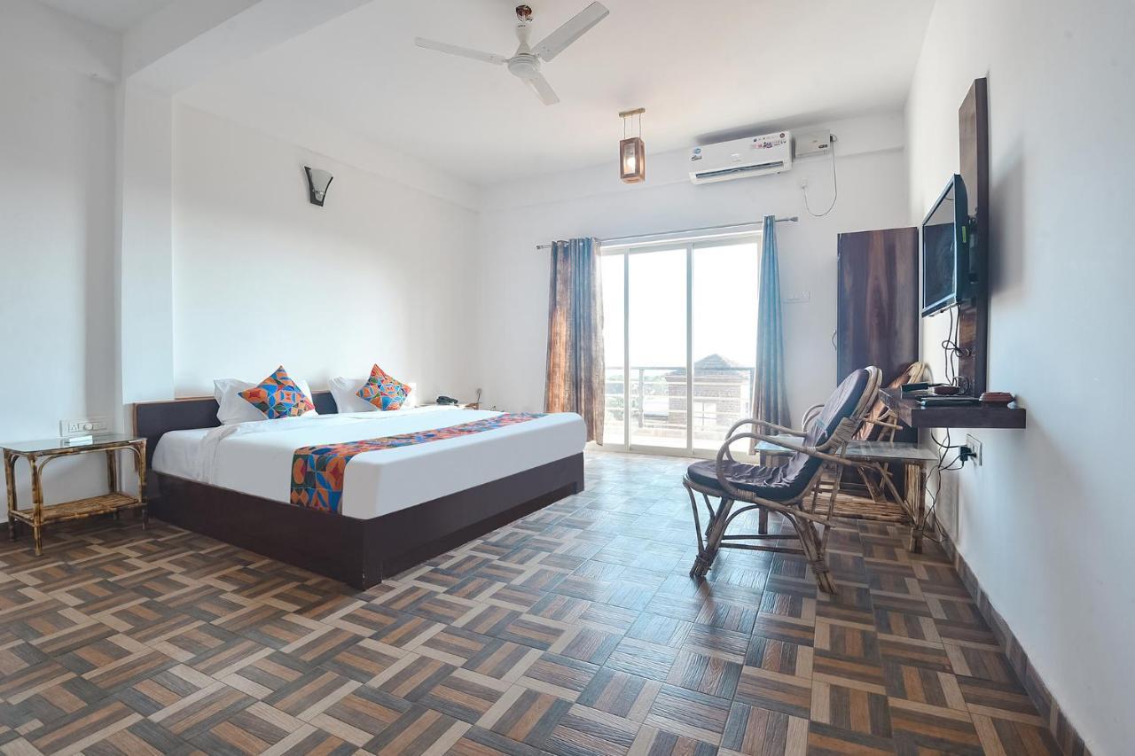 Fabexpress The Voyage Hotel Morjim Exterior foto