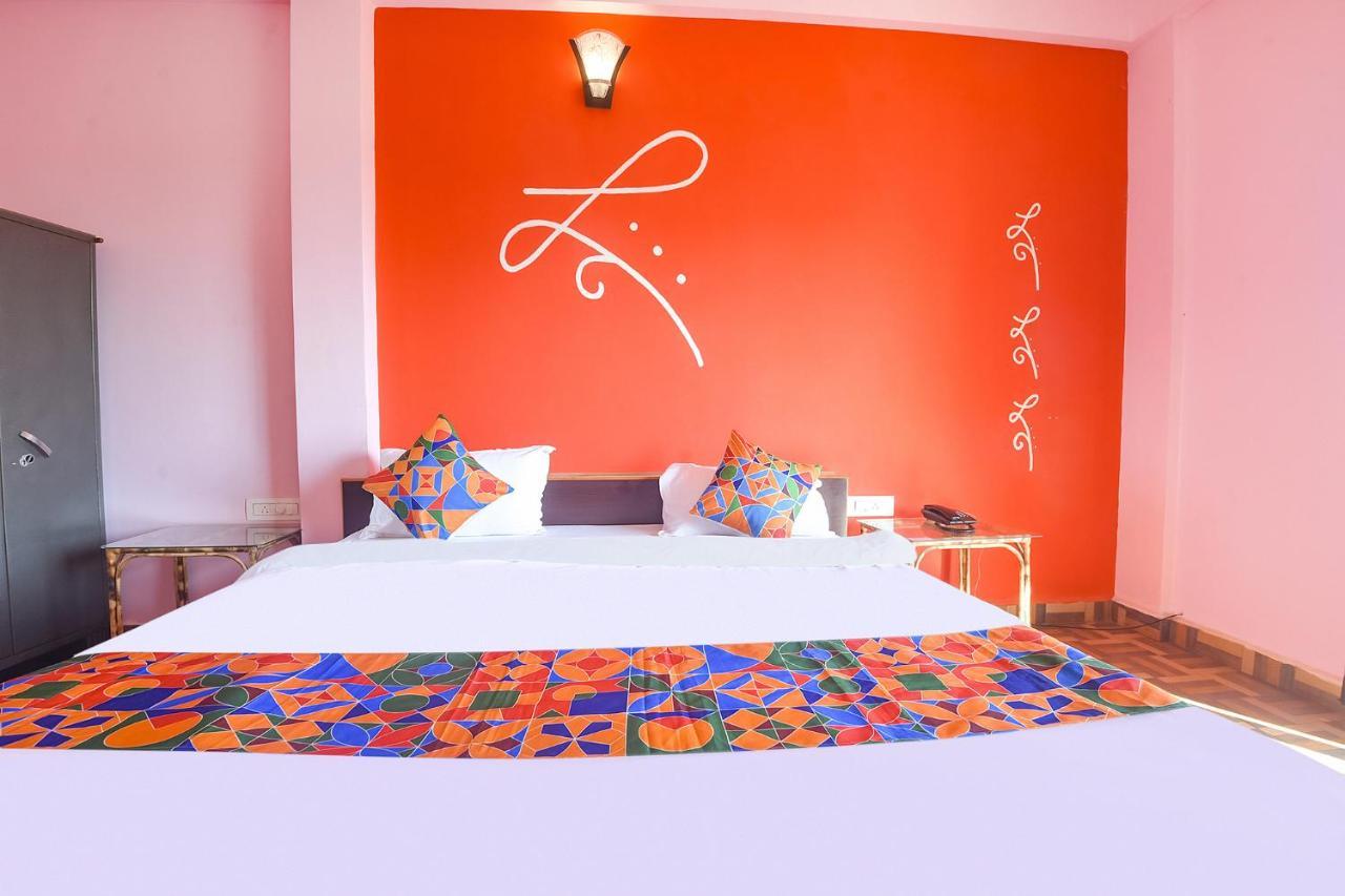 Fabexpress The Voyage Hotel Morjim Exterior foto