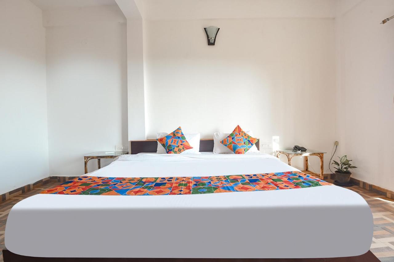Fabexpress The Voyage Hotel Morjim Exterior foto