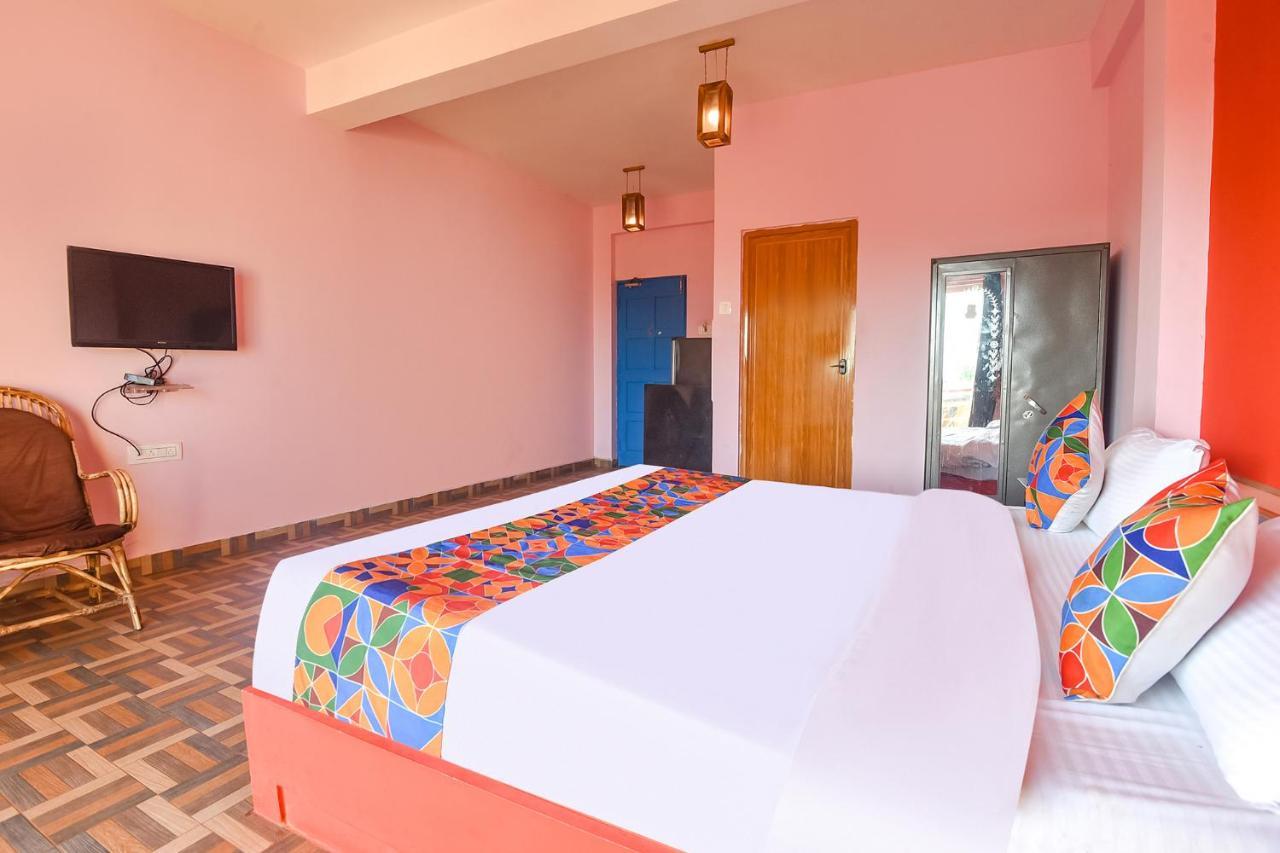 Fabexpress The Voyage Hotel Morjim Exterior foto