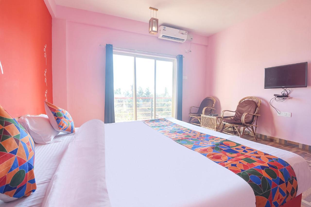 Fabexpress The Voyage Hotel Morjim Exterior foto